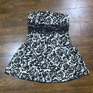 Super cute and elegant sleeveless mini dress. Floral print